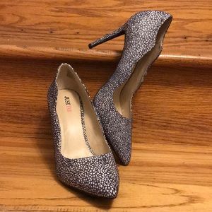 Beautiful stilettos  2 1/2 inch heel